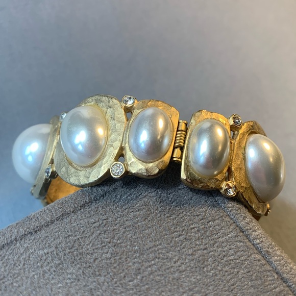 KJL Rare Faux Pearl Hammered Gold Crystal Hinged Bracelet - Picture 13 of 14